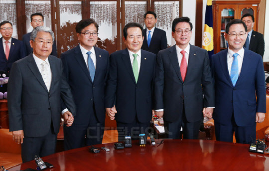 정세균 국회의장이 22일 오전 국회 의장 집무실에서 교섭단체 4당 원내대표와 만나 6월 임시국회 운영 및 여·야·정 협의체 상설화와 관련한 의견을 나누기에 앞서 포즈를 취하고 있다. 왼쪽부터 김동철 국민의당 원내대표, 우원식 더불어민주당 원내대표, 정 의장, 정우택 자유한국당 원내대표, 주호영 바른정당 원내대표 . 유동일기자 eddieyou@